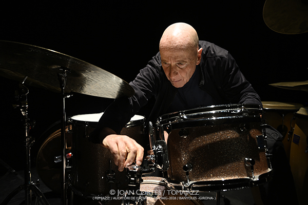 Schulkowsky-Baron-Yoshihide (FEMJazz 2026 / Auditori de l’Ateneu, 2026-05-08 / Banyoles -Girona-) Por Joan Cortès [INSTANTZZ AKA Galería fotográfica AKA Fotoblog de jazz, impro… y algo más] - Tomajazz - El trío Schulkowsky-Baron-Yoshihide actuó en FEMJazz 2026 en el Auditori de l’Ateneu de Banyoles, Girona, el 8 de mayo de 2026. Joan Cortès lo retrata en INSTANTZZ. Schulkowsky-Baron-Yoshihide son Robin Schulkowsky, Joey Baron, Otomo Yoshihide