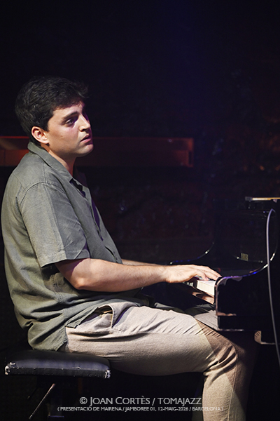 Álvaro Torres Trio “Mairena” (Jamboree-01, 2026-05-12 / Barcelona) Por Joan Cortès [INSTANTZZ AKA Galería fotográfica AKA Fotoblog de jazz, impro… y algo más] - Tomajazz - Álvaro Torres Trio “Mairena” actuó en Jamboree, Barcelona, el 12 de mayo de 2026. Joan Cortès lo retrata en INSTANTZZ. Actuaron Álvaro Torres, Masa Kamaguchi, Francisco Mela 