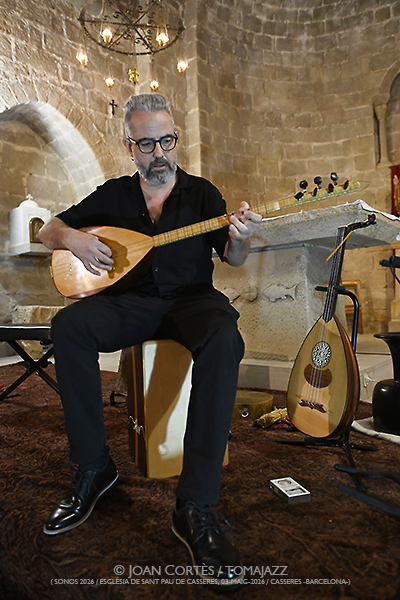 Carola Ortiz “Cantareras” (Sonos 2026 / Església de Sant Pau, 2026-05-03 / Casserres -Barcelona-) Por Joan Cortès [INSTANTZZ AKA Galería fotográfica AKA Fotoblog de jazz, impro… y algo más] - Tomajazz - Carola Ortiz “Cantareras” actuó en Sonos 2026 en Casserres, Barcelona, el 3 de mayo de 2026. Joan Cortès lo retrata en INSTANTZZ. Actuaron Carola Ortiz, Alexandre Guitart