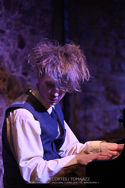 Jeppe Zeeberg “Pianíssim” (28è Festival Jazz Vic 2026 / Jazz Cava, 2026-05-14 / Vic -Barcelona-) [1] Por Joan Cortès [INSTANTZZ AKA Galería fotográfica AKA Fotoblog de jazz, impro… y algo más] - Tomajazz - Jeppe Zeeberg “Pianíssim” (28è Festival Jazz Vic 2026 / Jazz Cava, 2026-05-14 / Vic -Barcelona-) [1] Por Joan Cortès [INSTANTZZ