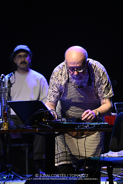 Macromassa 50 aniversari (C.A.T. -Centre Artesà Tradicionarius-, 2026-05-09 / Barcelona) Por Joan Cortès [INSTANTZZ AKA Galería fotográfica AKA Fotoblog de jazz, impro… y algo más] - Tomajazz - Macromassa celebró su 50 aniversario en C.A.T. -Centre Artesà Tradicionarius- de Barcelona, el 9 de mayo de 2026. Joan Cortès lo retrata en INSTANTZZ. Macromassa 50 aniversari fueron Juan Crek, Sergio Cao, bajo, loops y voz Eduard Altaba, contrabajo Pep Pascual, clarinete, clarinete bajo, saxo barítono, serrucho y objetos Pablo Volt, trompeta Carles Esteban, batería Andrés Torres 