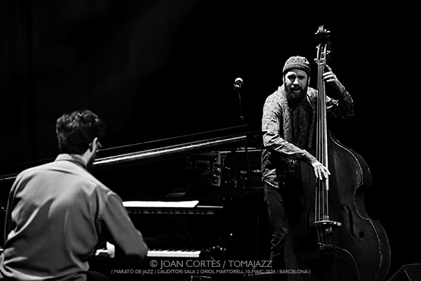Marató de Jazz: Manel Fortià Libérica / David Viñolas & Sergi Sirvent (L’Auditori S2•OM, 2026-05-10 / Barcelona) [1] Por Joan Cortès [INSTANTZZ AKA Galería fotográfica AKA Fotoblog de jazz, impro… y algo más] - Tomajazz - Marató de Jazz tuvo lugar en L'Auditori de Barcelona el 10 de mayo de 2026. En el primer INSTANTZZ, Joan Cortès retrata a Manel Fortià Libérica / David Viñolas & Sergi Sirvent. Intervinieron Manel Fortià, Alba Careta, Pere Martínez, Max Villavecchia, Oriol Roca, David Viñola, Sergi Sirvent 