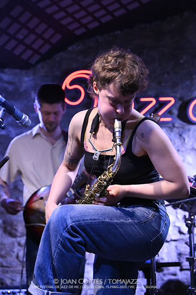 Signe Emmeluth’s Amoeba (28è Festival Jazz Vic / Jazz Cava, 2026-05-15 / Vic -Barcelona-) [2] Por Joan Cortès [INSTANTZZ AKA Galería fotográfica AKA Fotoblog de jazz, impro… y algo más] - Tomajazz - Signe Emmeluth’s Amoeba actuó en el 28è Festival Jazz Vic 2026, el 15 de mayo de 2026. Joan Cortès lo retrata en INSTANTZZ. Actuaron Signe Emmeluth, Karl Bjorå, Christian Balvig, Ole Mofjell 