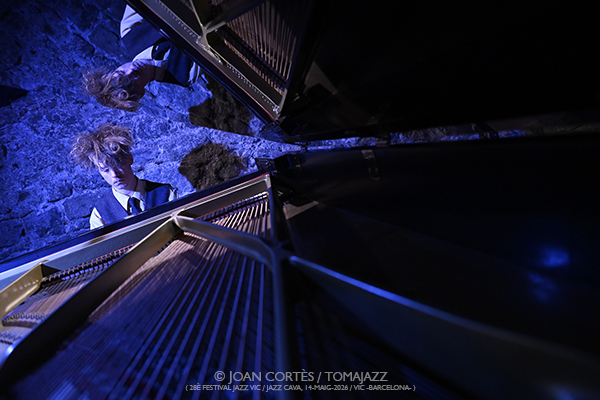 Jeppe Zeeberg “Pianíssim” (28è Festival Jazz Vic 2026 / Jazz Cava, 2026-05-14 / Vic -Barcelona-) [1] Por Joan Cortès [INSTANTZZ AKA Galería fotográfica AKA Fotoblog de jazz, impro… y algo más] - Tomajazz - Jeppe Zeeberg “Pianíssim” (28è Festival Jazz Vic 2026 / Jazz Cava, 2026-05-14 / Vic -Barcelona-) [1] Por Joan Cortès [INSTANTZZ