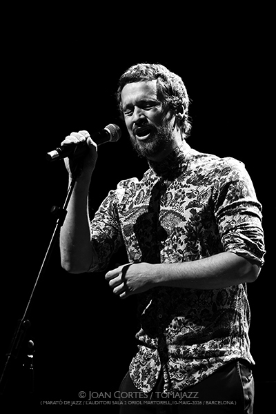 Marató de Jazz: Manel Fortià Libérica / David Viñolas & Sergi Sirvent (L’Auditori S2•OM, 2026-05-10 / Barcelona) [1] Por Joan Cortès [INSTANTZZ AKA Galería fotográfica AKA Fotoblog de jazz, impro… y algo más] - Tomajazz - Marató de Jazz tuvo lugar en L'Auditori de Barcelona el 10 de mayo de 2026. En el primer INSTANTZZ, Joan Cortès retrata a Manel Fortià Libérica / David Viñolas & Sergi Sirvent. Intervinieron Manel Fortià, Alba Careta, Pere Martínez, Max Villavecchia, Oriol Roca, David Viñola, Sergi Sirvent 