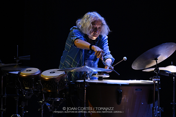 Schulkowsky-Baron-Yoshihide (FEMJazz 2026 / Auditori de l’Ateneu, 2026-05-08 / Banyoles -Girona-) Por Joan Cortès [INSTANTZZ AKA Galería fotográfica AKA Fotoblog de jazz, impro… y algo más] - Tomajazz - El trío Schulkowsky-Baron-Yoshihide actuó en FEMJazz 2026 en el Auditori de l’Ateneu de Banyoles, Girona, el 8 de mayo de 2026. Joan Cortès lo retrata en INSTANTZZ. Schulkowsky-Baron-Yoshihide son Robin Schulkowsky, Joey Baron, Otomo Yoshihide