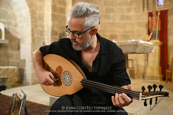 Carola Ortiz “Cantareras” (Sonos 2026 / Església de Sant Pau, 2026-05-03 / Casserres -Barcelona-) Por Joan Cortès [INSTANTZZ AKA Galería fotográfica AKA Fotoblog de jazz, impro… y algo más] - Tomajazz - Carola Ortiz “Cantareras” actuó en Sonos 2026 en Casserres, Barcelona, el 3 de mayo de 2026. Joan Cortès lo retrata en INSTANTZZ. Actuaron Carola Ortiz, Alexandre Guitart