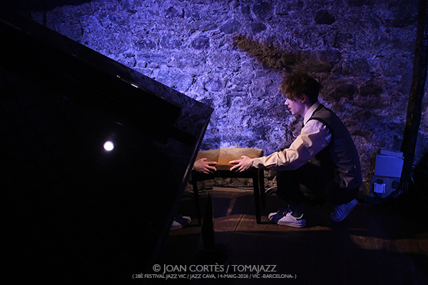 Jeppe Zeeberg “Pianíssim” (28è Festival Jazz Vic 2026 / Jazz Cava, 2026-05-14 / Vic -Barcelona-) [1] Por Joan Cortès [INSTANTZZ AKA Galería fotográfica AKA Fotoblog de jazz, impro… y algo más] - Tomajazz - Jeppe Zeeberg “Pianíssim” (28è Festival Jazz Vic 2026 / Jazz Cava, 2026-05-14 / Vic -Barcelona-) [1] Por Joan Cortès [INSTANTZZ
