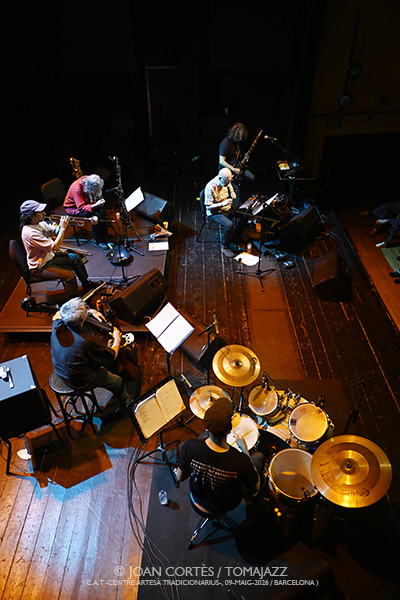 Macromassa 50 aniversari (C.A.T. -Centre Artesà Tradicionarius-, 2026-05-09 / Barcelona) Por Joan Cortès [INSTANTZZ AKA Galería fotográfica AKA Fotoblog de jazz, impro… y algo más] - Tomajazz - Macromassa celebró su 50 aniversario en C.A.T. -Centre Artesà Tradicionarius- de Barcelona, el 9 de mayo de 2026. Joan Cortès lo retrata en INSTANTZZ. Macromassa 50 aniversari fueron Juan Crek, Sergio Cao, bajo, loops y voz Eduard Altaba, contrabajo Pep Pascual, clarinete, clarinete bajo, saxo barítono, serrucho y objetos Pablo Volt, trompeta Carles Esteban, batería Andrés Torres 