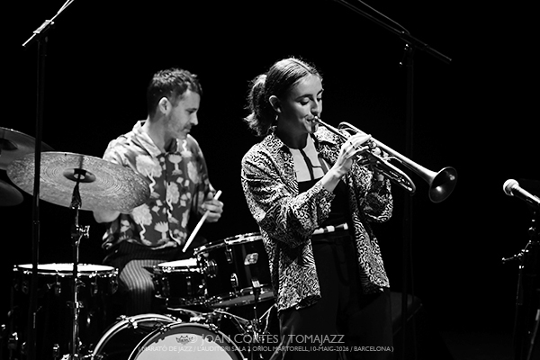 Marató de Jazz: Manel Fortià Libérica / David Viñolas & Sergi Sirvent (L’Auditori S2•OM, 2026-05-10 / Barcelona) [1] Por Joan Cortès [INSTANTZZ AKA Galería fotográfica AKA Fotoblog de jazz, impro… y algo más] - Tomajazz - Marató de Jazz tuvo lugar en L'Auditori de Barcelona el 10 de mayo de 2026. En el primer INSTANTZZ, Joan Cortès retrata a Manel Fortià Libérica / David Viñolas & Sergi Sirvent. Intervinieron Manel Fortià, Alba Careta, Pere Martínez, Max Villavecchia, Oriol Roca, David Viñola, Sergi Sirvent 