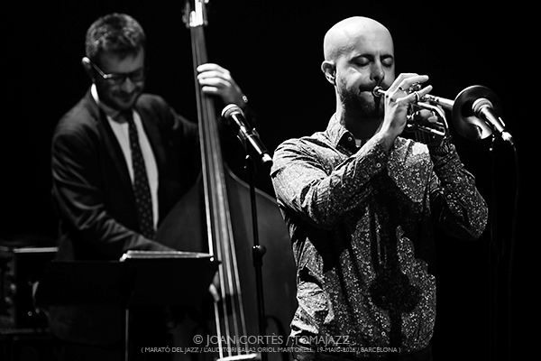 Marató de Jazz: Pol Omedes / Magalí Datzira / Pau Casares (L’Auditori S2•OM, 2026-05-10 / Barcelona) [2] Por Joan Cortès [INSTANTZZ AKA Galería fotográfica AKA Fotoblog de jazz, impro… y algo más] - Tomajazz - Marató de Jazz tuvo lugar en L'Auditori de Barcelona el 10 de mayo de 2026. En el segundo INSTANTZZ, Joan Cortès retrata a Pol Omedes, Magalí Datzira, Pau Casares