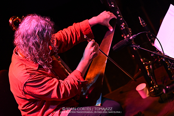 Macromassa 50 aniversari (C.A.T. -Centre Artesà Tradicionarius-, 2026-05-09 / Barcelona) Por Joan Cortès [INSTANTZZ AKA Galería fotográfica AKA Fotoblog de jazz, impro… y algo más] - Tomajazz - Macromassa celebró su 50 aniversario en C.A.T. -Centre Artesà Tradicionarius- de Barcelona, el 9 de mayo de 2026. Joan Cortès lo retrata en INSTANTZZ. Macromassa 50 aniversari fueron Juan Crek, Sergio Cao, bajo, loops y voz Eduard Altaba, contrabajo Pep Pascual, clarinete, clarinete bajo, saxo barítono, serrucho y objetos Pablo Volt, trompeta Carles Esteban, batería Andrés Torres 
