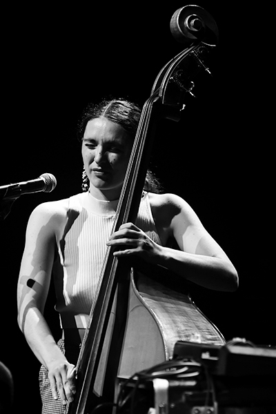 Marató de Jazz: Pol Omedes / Magalí Datzira / Pau Casares (L’Auditori S2•OM, 2026-05-10 / Barcelona) [2] Por Joan Cortès [INSTANTZZ AKA Galería fotográfica AKA Fotoblog de jazz, impro… y algo más] - Tomajazz - Marató de Jazz tuvo lugar en L'Auditori de Barcelona el 10 de mayo de 2026. En el segundo INSTANTZZ, Joan Cortès retrata a Pol Omedes, Magalí Datzira, Pau Casares
