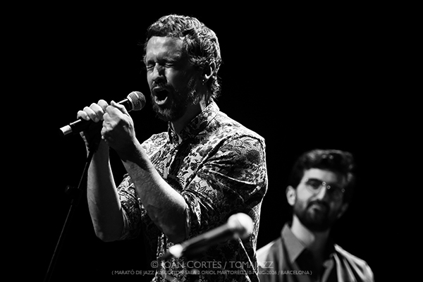 Marató de Jazz: Manel Fortià Libérica / David Viñolas & Sergi Sirvent (L’Auditori S2•OM, 2026-05-10 / Barcelona) [1] Por Joan Cortès [INSTANTZZ AKA Galería fotográfica AKA Fotoblog de jazz, impro… y algo más] - Tomajazz - Marató de Jazz tuvo lugar en L'Auditori de Barcelona el 10 de mayo de 2026. En el primer INSTANTZZ, Joan Cortès retrata a Manel Fortià Libérica / David Viñolas & Sergi Sirvent. Intervinieron Manel Fortià, Alba Careta, Pere Martínez, Max Villavecchia, Oriol Roca, David Viñola, Sergi Sirvent 