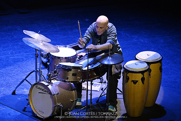 Schulkowsky-Baron-Yoshihide (FEMJazz 2026 / Auditori de l’Ateneu, 2026-05-08 / Banyoles -Girona-) Por Joan Cortès [INSTANTZZ AKA Galería fotográfica AKA Fotoblog de jazz, impro… y algo más] - Tomajazz - El trío Schulkowsky-Baron-Yoshihide actuó en FEMJazz 2026 en el Auditori de l’Ateneu de Banyoles, Girona, el 8 de mayo de 2026. Joan Cortès lo retrata en INSTANTZZ. Schulkowsky-Baron-Yoshihide son Robin Schulkowsky, Joey Baron, Otomo Yoshihide