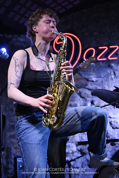 Signe Emmeluth’s Amoeba (28è Festival Jazz Vic / Jazz Cava, 2026-05-15 / Vic -Barcelona-) [2] Por Joan Cortès [INSTANTZZ AKA Galería fotográfica AKA Fotoblog de jazz, impro… y algo más] - Tomajazz - Signe Emmeluth’s Amoeba actuó en el 28è Festival Jazz Vic 2026, el 15 de mayo de 2026. Joan Cortès lo retrata en INSTANTZZ. Actuaron Signe Emmeluth, Karl Bjorå, Christian Balvig, Ole Mofjell 