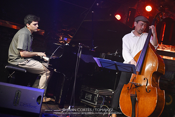 Álvaro Torres Trio “Mairena” (Jamboree-01, 2026-05-12 / Barcelona) Por Joan Cortès [INSTANTZZ AKA Galería fotográfica AKA Fotoblog de jazz, impro… y algo más] - Tomajazz - Álvaro Torres Trio “Mairena” actuó en Jamboree, Barcelona, el 12 de mayo de 2026. Joan Cortès lo retrata en INSTANTZZ. Actuaron Álvaro Torres, Masa Kamaguchi, Francisco Mela 