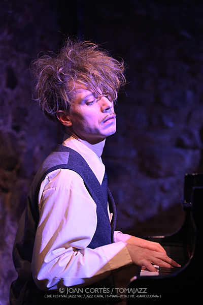 Jeppe Zeeberg “Pianíssim” (28è Festival Jazz Vic 2026 / Jazz Cava, 2026-05-14 / Vic -Barcelona-) [1] Por Joan Cortès [INSTANTZZ AKA Galería fotográfica AKA Fotoblog de jazz, impro… y algo más] - Tomajazz - Jeppe Zeeberg “Pianíssim” (28è Festival Jazz Vic 2026 / Jazz Cava, 2026-05-14 / Vic -Barcelona-) [1] Por Joan Cortès [INSTANTZZ