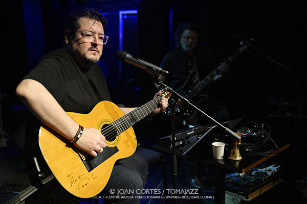 Macromassa 50 aniversari (C.A.T. -Centre Artesà Tradicionarius-, 2026-05-09 / Barcelona) Por Joan Cortès [INSTANTZZ AKA Galería fotográfica AKA Fotoblog de jazz, impro… y algo más] - Tomajazz - Macromassa celebró su 50 aniversario en C.A.T. -Centre Artesà Tradicionarius- de Barcelona, el 9 de mayo de 2026. Joan Cortès lo retrata en INSTANTZZ. Macromassa 50 aniversari fueron Juan Crek, Sergio Cao, bajo, loops y voz Eduard Altaba, contrabajo Pep Pascual, clarinete, clarinete bajo, saxo barítono, serrucho y objetos Pablo Volt, trompeta Carles Esteban, batería Andrés Torres 