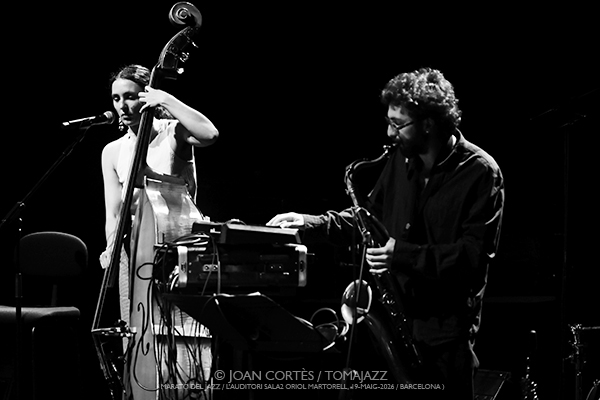 Marató de Jazz: Pol Omedes / Magalí Datzira / Pau Casares (L’Auditori S2•OM, 2026-05-10 / Barcelona) [2] Por Joan Cortès [INSTANTZZ AKA Galería fotográfica AKA Fotoblog de jazz, impro… y algo más] - Tomajazz - Marató de Jazz tuvo lugar en L'Auditori de Barcelona el 10 de mayo de 2026. En el segundo INSTANTZZ, Joan Cortès retrata a Pol Omedes, Magalí Datzira, Pau Casares