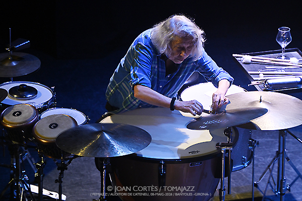 Schulkowsky-Baron-Yoshihide (FEMJazz 2026 / Auditori de l’Ateneu, 2026-05-08 / Banyoles -Girona-) Por Joan Cortès [INSTANTZZ AKA Galería fotográfica AKA Fotoblog de jazz, impro… y algo más] - Tomajazz - El trío Schulkowsky-Baron-Yoshihide actuó en FEMJazz 2026 en el Auditori de l’Ateneu de Banyoles, Girona, el 8 de mayo de 2026. Joan Cortès lo retrata en INSTANTZZ. Schulkowsky-Baron-Yoshihide son Robin Schulkowsky, Joey Baron, Otomo Yoshihide