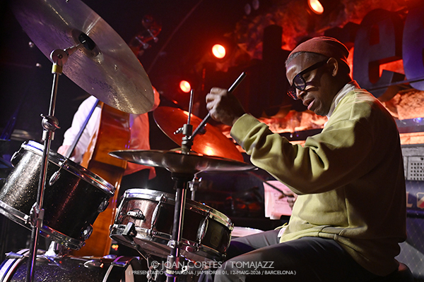 Álvaro Torres Trio “Mairena” (Jamboree-01, 2026-05-12 / Barcelona) Por Joan Cortès [INSTANTZZ AKA Galería fotográfica AKA Fotoblog de jazz, impro… y algo más] - Tomajazz - Álvaro Torres Trio “Mairena” actuó en Jamboree, Barcelona, el 12 de mayo de 2026. Joan Cortès lo retrata en INSTANTZZ. Actuaron Álvaro Torres, Masa Kamaguchi, Francisco Mela 