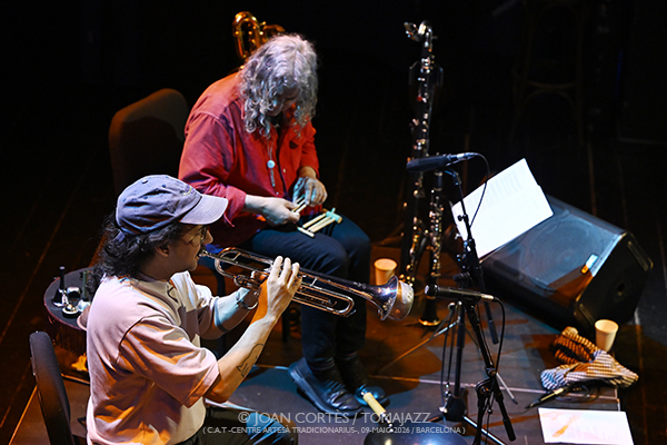 Macromassa 50 aniversari (C.A.T. -Centre Artesà Tradicionarius-, 2026-05-09 / Barcelona) Por Joan Cortès [INSTANTZZ AKA Galería fotográfica AKA Fotoblog de jazz, impro… y algo más] - Tomajazz - Macromassa celebró su 50 aniversario en C.A.T. -Centre Artesà Tradicionarius- de Barcelona, el 9 de mayo de 2026. Joan Cortès lo retrata en INSTANTZZ. Macromassa 50 aniversari fueron Juan Crek, Sergio Cao, bajo, loops y voz Eduard Altaba, contrabajo Pep Pascual, clarinete, clarinete bajo, saxo barítono, serrucho y objetos Pablo Volt, trompeta Carles Esteban, batería Andrés Torres 