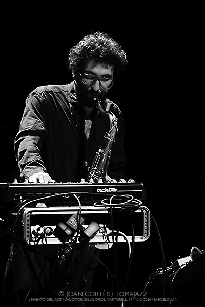 Marató de Jazz: Pol Omedes / Magalí Datzira / Pau Casares (L’Auditori S2•OM, 2026-05-10 / Barcelona) [2] Por Joan Cortès [INSTANTZZ AKA Galería fotográfica AKA Fotoblog de jazz, impro… y algo más] - Tomajazz - Marató de Jazz tuvo lugar en L'Auditori de Barcelona el 10 de mayo de 2026. En el segundo INSTANTZZ, Joan Cortès retrata a Pol Omedes, Magalí Datzira, Pau Casares