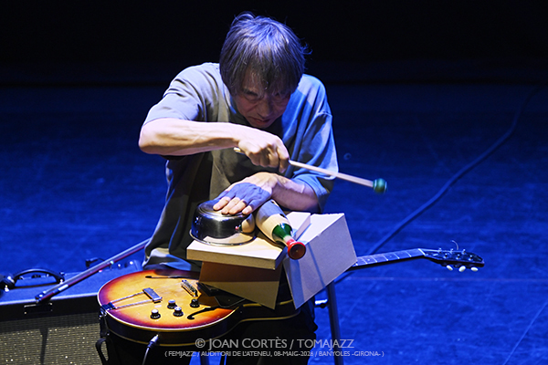 Schulkowsky-Baron-Yoshihide (FEMJazz 2026 / Auditori de l’Ateneu, 2026-05-08 / Banyoles -Girona-) Por Joan Cortès [INSTANTZZ AKA Galería fotográfica AKA Fotoblog de jazz, impro… y algo más] - Tomajazz - El trío Schulkowsky-Baron-Yoshihide actuó en FEMJazz 2026 en el Auditori de l’Ateneu de Banyoles, Girona, el 8 de mayo de 2026. Joan Cortès lo retrata en INSTANTZZ. Schulkowsky-Baron-Yoshihide son Robin Schulkowsky, Joey Baron, Otomo Yoshihide