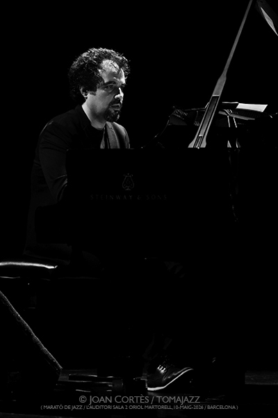 Marató de Jazz: Manel Fortià Libérica / David Viñolas & Sergi Sirvent (L’Auditori S2•OM, 2026-05-10 / Barcelona) [1] Por Joan Cortès [INSTANTZZ AKA Galería fotográfica AKA Fotoblog de jazz, impro… y algo más] - Tomajazz - Marató de Jazz tuvo lugar en L'Auditori de Barcelona el 10 de mayo de 2026. En el primer INSTANTZZ, Joan Cortès retrata a Manel Fortià Libérica / David Viñolas & Sergi Sirvent. Intervinieron Manel Fortià, Alba Careta, Pere Martínez, Max Villavecchia, Oriol Roca, David Viñola, Sergi Sirvent 