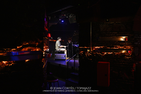Álvaro Torres Trio “Mairena” (Jamboree-01, 2026-05-12 / Barcelona) Por Joan Cortès [INSTANTZZ AKA Galería fotográfica AKA Fotoblog de jazz, impro… y algo más] - Tomajazz - Álvaro Torres Trio “Mairena” actuó en Jamboree, Barcelona, el 12 de mayo de 2026. Joan Cortès lo retrata en INSTANTZZ. Actuaron Álvaro Torres, Masa Kamaguchi, Francisco Mela 