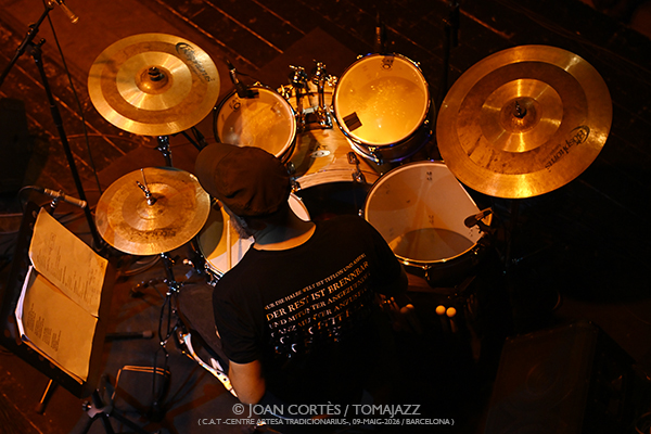 Macromassa 50 aniversari (C.A.T. -Centre Artesà Tradicionarius-, 2026-05-09 / Barcelona) Por Joan Cortès [INSTANTZZ AKA Galería fotográfica AKA Fotoblog de jazz, impro… y algo más] - Tomajazz - Macromassa celebró su 50 aniversario en C.A.T. -Centre Artesà Tradicionarius- de Barcelona, el 9 de mayo de 2026. Joan Cortès lo retrata en INSTANTZZ. Macromassa 50 aniversari fueron Juan Crek, Sergio Cao, bajo, loops y voz Eduard Altaba, contrabajo Pep Pascual, clarinete, clarinete bajo, saxo barítono, serrucho y objetos Pablo Volt, trompeta Carles Esteban, batería Andrés Torres 