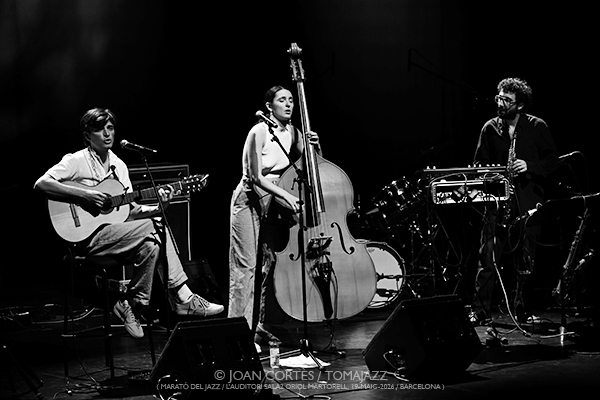 Marató de Jazz: Pol Omedes / Magalí Datzira / Pau Casares (L’Auditori S2•OM, 2026-05-10 / Barcelona) [2] Por Joan Cortès [INSTANTZZ AKA Galería fotográfica AKA Fotoblog de jazz, impro… y algo más] - Tomajazz - Marató de Jazz tuvo lugar en L'Auditori de Barcelona el 10 de mayo de 2026. En el segundo INSTANTZZ, Joan Cortès retrata a Pol Omedes, Magalí Datzira, Pau Casares