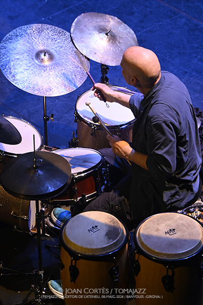 Schulkowsky-Baron-Yoshihide (FEMJazz 2026 / Auditori de l’Ateneu, 2026-05-08 / Banyoles -Girona-) Por Joan Cortès [INSTANTZZ AKA Galería fotográfica AKA Fotoblog de jazz, impro… y algo más] - Tomajazz - El trío Schulkowsky-Baron-Yoshihide actuó en FEMJazz 2026 en el Auditori de l’Ateneu de Banyoles, Girona, el 8 de mayo de 2026. Joan Cortès lo retrata en INSTANTZZ. Schulkowsky-Baron-Yoshihide son Robin Schulkowsky, Joey Baron, Otomo Yoshihide