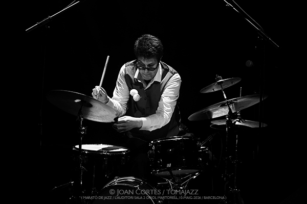 Marató de Jazz: Manel Fortià Libérica / David Viñolas & Sergi Sirvent (L’Auditori S2•OM, 2026-05-10 / Barcelona) [1] Por Joan Cortès [INSTANTZZ AKA Galería fotográfica AKA Fotoblog de jazz, impro… y algo más] - Tomajazz - Marató de Jazz tuvo lugar en L'Auditori de Barcelona el 10 de mayo de 2026. En el primer INSTANTZZ, Joan Cortès retrata a Manel Fortià Libérica / David Viñolas & Sergi Sirvent. Intervinieron Manel Fortià, Alba Careta, Pere Martínez, Max Villavecchia, Oriol Roca, David Viñola, Sergi Sirvent 