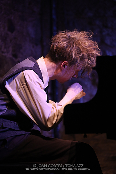 Jeppe Zeeberg “Pianíssim” (28è Festival Jazz Vic 2026 / Jazz Cava, 2026-05-14 / Vic -Barcelona-) [1] Por Joan Cortès [INSTANTZZ AKA Galería fotográfica AKA Fotoblog de jazz, impro… y algo más] - Tomajazz - Jeppe Zeeberg “Pianíssim” (28è Festival Jazz Vic 2026 / Jazz Cava, 2026-05-14 / Vic -Barcelona-) [1] Por Joan Cortès [INSTANTZZ