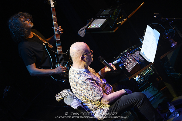 Macromassa 50 aniversari (C.A.T. -Centre Artesà Tradicionarius-, 2026-05-09 / Barcelona) Por Joan Cortès [INSTANTZZ AKA Galería fotográfica AKA Fotoblog de jazz, impro… y algo más] - Tomajazz - Macromassa celebró su 50 aniversario en C.A.T. -Centre Artesà Tradicionarius- de Barcelona, el 9 de mayo de 2026. Joan Cortès lo retrata en INSTANTZZ. Macromassa 50 aniversari fueron Juan Crek, Sergio Cao, bajo, loops y voz Eduard Altaba, contrabajo Pep Pascual, clarinete, clarinete bajo, saxo barítono, serrucho y objetos Pablo Volt, trompeta Carles Esteban, batería Andrés Torres 