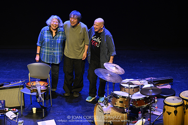 Schulkowsky-Baron-Yoshihide (FEMJazz 2026 / Auditori de l’Ateneu, 2026-05-08 / Banyoles -Girona-) Por Joan Cortès [INSTANTZZ AKA Galería fotográfica AKA Fotoblog de jazz, impro… y algo más] - Tomajazz - El trío Schulkowsky-Baron-Yoshihide actuó en FEMJazz 2026 en el Auditori de l’Ateneu de Banyoles, Girona, el 8 de mayo de 2026. Joan Cortès lo retrata en INSTANTZZ. Schulkowsky-Baron-Yoshihide son Robin Schulkowsky, Joey Baron, Otomo Yoshihide