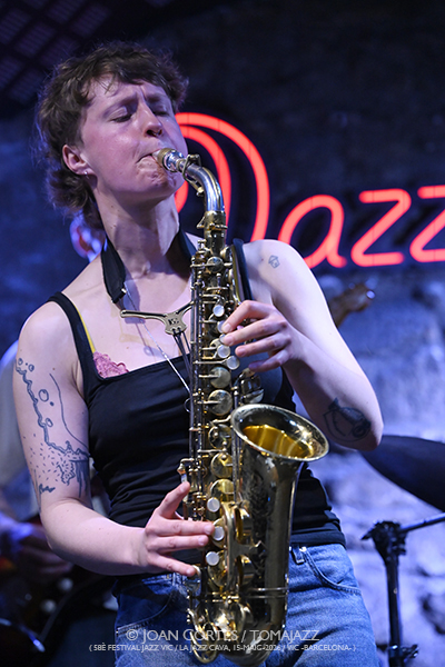 Signe Emmeluth’s Amoeba (28è Festival Jazz Vic / Jazz Cava, 2026-05-15 / Vic -Barcelona-) [2] Por Joan Cortès [INSTANTZZ AKA Galería fotográfica AKA Fotoblog de jazz, impro… y algo más] - Tomajazz - Signe Emmeluth’s Amoeba actuó en el 28è Festival Jazz Vic 2026, el 15 de mayo de 2026. Joan Cortès lo retrata en INSTANTZZ. Actuaron Signe Emmeluth, Karl Bjorå, Christian Balvig, Ole Mofjell 