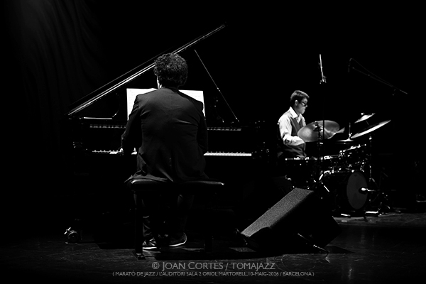 Marató de Jazz: Manel Fortià Libérica / David Viñolas & Sergi Sirvent (L’Auditori S2•OM, 2026-05-10 / Barcelona) [1] Por Joan Cortès [INSTANTZZ AKA Galería fotográfica AKA Fotoblog de jazz, impro… y algo más] - Tomajazz - Marató de Jazz tuvo lugar en L'Auditori de Barcelona el 10 de mayo de 2026. En el primer INSTANTZZ, Joan Cortès retrata a Manel Fortià Libérica / David Viñolas & Sergi Sirvent. Intervinieron Manel Fortià, Alba Careta, Pere Martínez, Max Villavecchia, Oriol Roca, David Viñola, Sergi Sirvent 