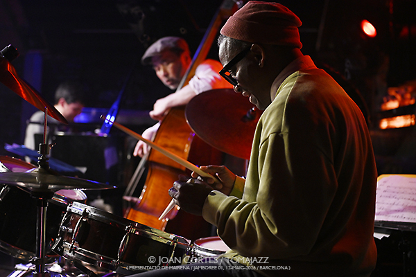 Álvaro Torres Trio “Mairena” (Jamboree-01, 2026-05-12 / Barcelona) Por Joan Cortès [INSTANTZZ AKA Galería fotográfica AKA Fotoblog de jazz, impro… y algo más] - Tomajazz - Álvaro Torres Trio “Mairena” actuó en Jamboree, Barcelona, el 12 de mayo de 2026. Joan Cortès lo retrata en INSTANTZZ. Actuaron Álvaro Torres, Masa Kamaguchi, Francisco Mela 