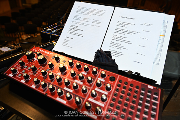 Macromassa 50 aniversari (C.A.T. -Centre Artesà Tradicionarius-, 2026-05-09 / Barcelona) Por Joan Cortès [INSTANTZZ AKA Galería fotográfica AKA Fotoblog de jazz, impro… y algo más] - Tomajazz - Macromassa celebró su 50 aniversario en C.A.T. -Centre Artesà Tradicionarius- de Barcelona, el 9 de mayo de 2026. Joan Cortès lo retrata en INSTANTZZ. Macromassa 50 aniversari fueron Juan Crek, Sergio Cao, bajo, loops y voz Eduard Altaba, contrabajo Pep Pascual, clarinete, clarinete bajo, saxo barítono, serrucho y objetos Pablo Volt, trompeta Carles Esteban, batería Andrés Torres 