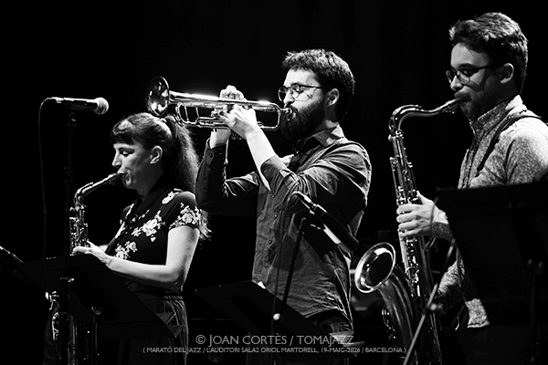 Marató de Jazz: Pol Omedes / Magalí Datzira / Pau Casares (L’Auditori S2•OM, 2026-05-10 / Barcelona) [2] Por Joan Cortès [INSTANTZZ AKA Galería fotográfica AKA Fotoblog de jazz, impro… y algo más] - Tomajazz - Marató de Jazz tuvo lugar en L'Auditori de Barcelona el 10 de mayo de 2026. En el segundo INSTANTZZ, Joan Cortès retrata a Pol Omedes, Magalí Datzira, Pau Casares