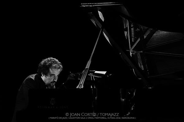 Marató de Jazz: Manel Fortià Libérica / David Viñolas & Sergi Sirvent (L’Auditori S2•OM, 2026-05-10 / Barcelona) [1] Por Joan Cortès [INSTANTZZ AKA Galería fotográfica AKA Fotoblog de jazz, impro… y algo más] - Tomajazz - Marató de Jazz tuvo lugar en L'Auditori de Barcelona el 10 de mayo de 2026. En el primer INSTANTZZ, Joan Cortès retrata a Manel Fortià Libérica / David Viñolas & Sergi Sirvent. Intervinieron Manel Fortià, Alba Careta, Pere Martínez, Max Villavecchia, Oriol Roca, David Viñola, Sergi Sirvent 