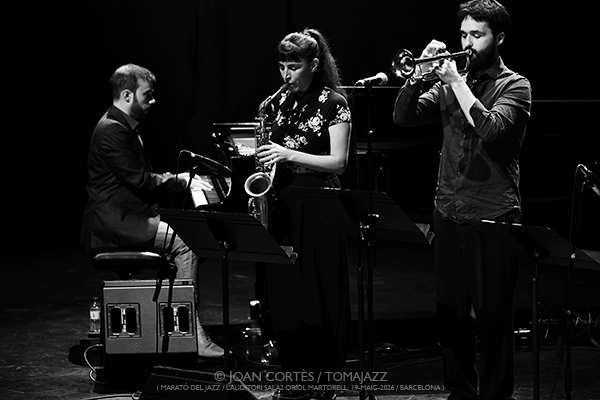 Marató de Jazz: Pol Omedes / Magalí Datzira / Pau Casares (L’Auditori S2•OM, 2026-05-10 / Barcelona) [2] Por Joan Cortès [INSTANTZZ AKA Galería fotográfica AKA Fotoblog de jazz, impro… y algo más] - Tomajazz - Marató de Jazz tuvo lugar en L'Auditori de Barcelona el 10 de mayo de 2026. En el segundo INSTANTZZ, Joan Cortès retrata a Pol Omedes, Magalí Datzira, Pau Casares