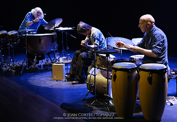 Schulkowsky-Baron-Yoshihide (FEMJazz 2026 / Auditori de l’Ateneu, 2026-05-08 / Banyoles -Girona-) Por Joan Cortès [INSTANTZZ AKA Galería fotográfica AKA Fotoblog de jazz, impro… y algo más] - Tomajazz - El trío Schulkowsky-Baron-Yoshihide actuó en FEMJazz 2026 en el Auditori de l’Ateneu de Banyoles, Girona, el 8 de mayo de 2026. Joan Cortès lo retrata en INSTANTZZ. Schulkowsky-Baron-Yoshihide son Robin Schulkowsky, Joey Baron, Otomo Yoshihide