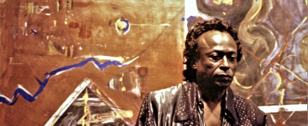 ¡Ah, sí, el centenario de Miles! Una perspectiva patafísica. Por Chema García [Escrito de jazz AKA El Rincón de Chema] [Junio de 2026] - Tomajazz - ¡Ah, sí, el centenario de Miles! Una perspectiva patafísica, es la nueva aportación de Chema García en El Rincón de Chema, en el centenario del nacimiento del trompetista