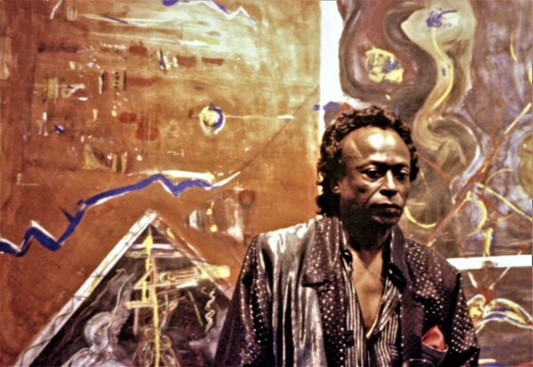¡Ah, sí, el centenario de Miles! Una perspectiva patafísica. Por Chema García [Escrito de jazz AKA El Rincón de Chema] [Junio de 2026] - Tomajazz - ¡Ah, sí, el centenario de Miles! Una perspectiva patafísica, es la nueva aportación de Chema García en El Rincón de Chema, en el centenario del nacimiento del trompetista