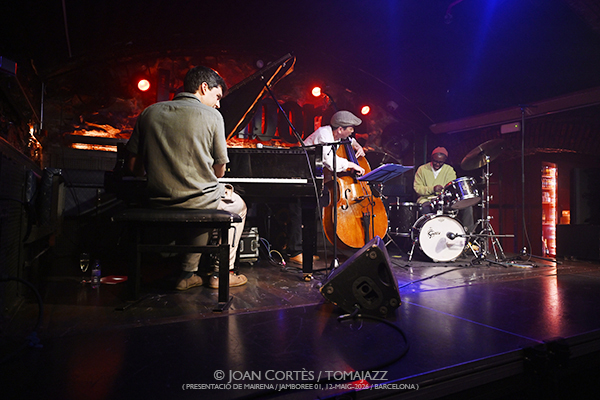 Álvaro Torres Trio “Mairena” (Jamboree-01, 2026-05-12 / Barcelona) Por Joan Cortès [INSTANTZZ AKA Galería fotográfica AKA Fotoblog de jazz, impro… y algo más] - Tomajazz - Álvaro Torres Trio “Mairena” actuó en Jamboree, Barcelona, el 12 de mayo de 2026. Joan Cortès lo retrata en INSTANTZZ. Actuaron Álvaro Torres, Masa Kamaguchi, Francisco Mela