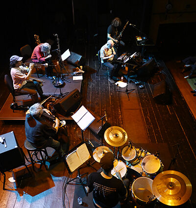 Macromassa 50 aniversari (C.A.T. -Centre Artesà Tradicionarius-, 2026-05-09 / Barcelona) Por Joan Cortès [INSTANTZZ AKA Galería fotográfica AKA Fotoblog de jazz, impro… y algo más] - Tomajazz - Macromassa celebró su 50 aniversario en C.A.T. -Centre Artesà Tradicionarius- de Barcelona, el 9 de mayo de 2026. Joan Cortès lo retrata en INSTANTZZ. Macromassa 50 aniversari fueron Juan Crek, Sergio Cao, Eduard Altaba, Pep Pascual, Pablo Volt, Carles Esteban, Andrés Torres